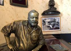 hemingway-y-las-dos-esculturas-del-floridita-un-espiritu-una-presencia