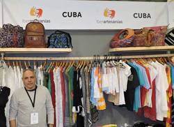 cuba-muestra-trabajo-manual-textil-en-expoartesanias-en-colombia-foto