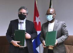 embajador-de-cuba-en-sudafrica-y-el-ministro-de-deporte-arte-y-cultura-de-sudafrica-firmaron-el-convenio-gubernamental-para-el-intercambio-y-cooperacion-cultural-entre-ambos-paises