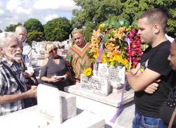 homenaje-a-regino-pedroso-en-la-necropolis-de-colon