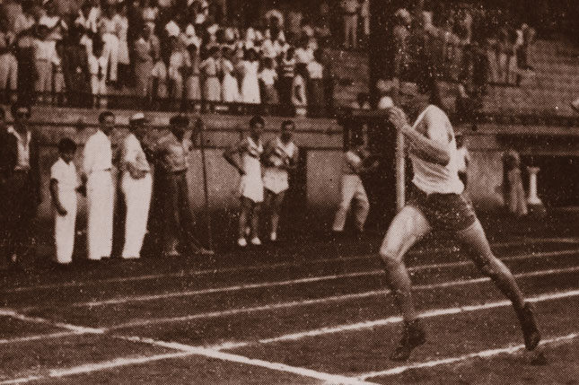 Entra victorioso a la meta en la carrera de 800 metros de las competencias intercolegiales representando al Colegio de Belén. Tenía 18 años de edad. Fuente: Libro: "Fidel Castro Guerrillero del Tiempo" Fecha: 06/1945