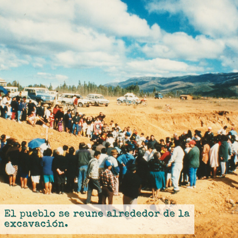 el pueblo se reune alrededor de la excavación.