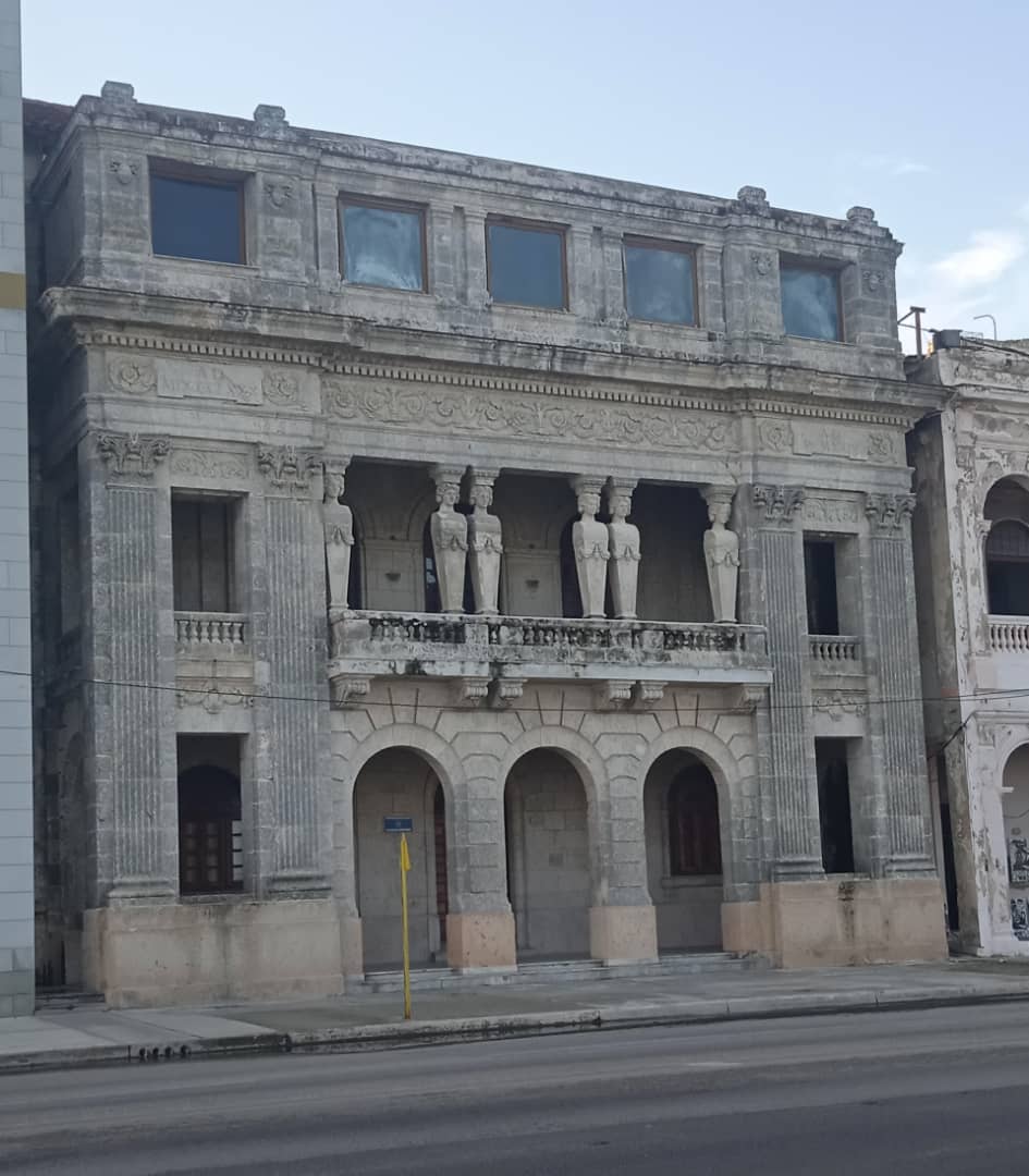 el-palacio-de-las-cariatides-en-el-malecon-tradicional-la-huella-de-union-club