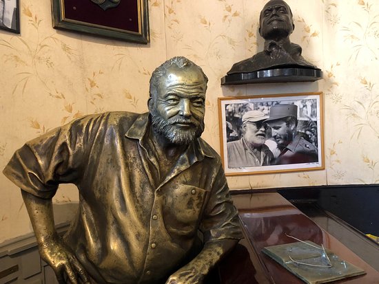 hemingway-y-las-dos-esculturas-del-floridita-un-espiritu-una-presencia