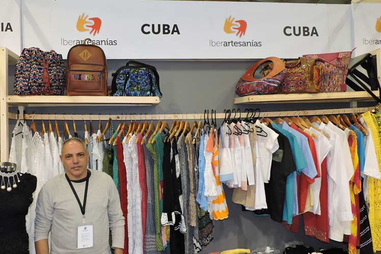 cuba-muestra-trabajo-manual-textil-en-expoartesanias-en-colombia-foto