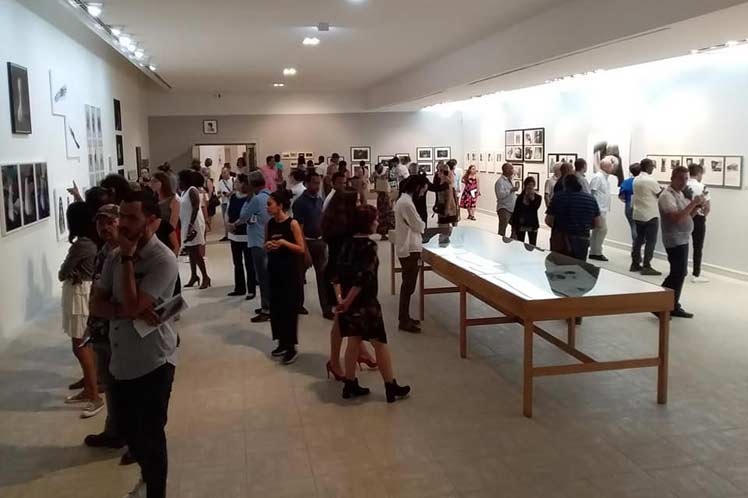 firmeza-exposicion-en-tonos-monocromaticos-en-museo-de-cuba