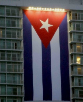 desplegada-bandera-cubana-en-fachada-del-hotel-habana-libre