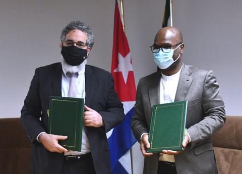 embajador-de-cuba-en-sudafrica-y-el-ministro-de-deporte-arte-y-cultura-de-sudafrica-firmaron-el-convenio-gubernamental-para-el-intercambio-y-cooperacion-cultural-entre-ambos-paises