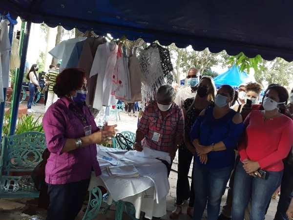 feria-tecnologica-se-viste-de-guayabera