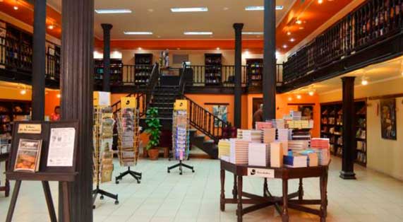 presentaran-en-libreria-fayad-jamis-radio-encrucijada-cuba-una-decada-en-el-aire-de-amador-hernandez